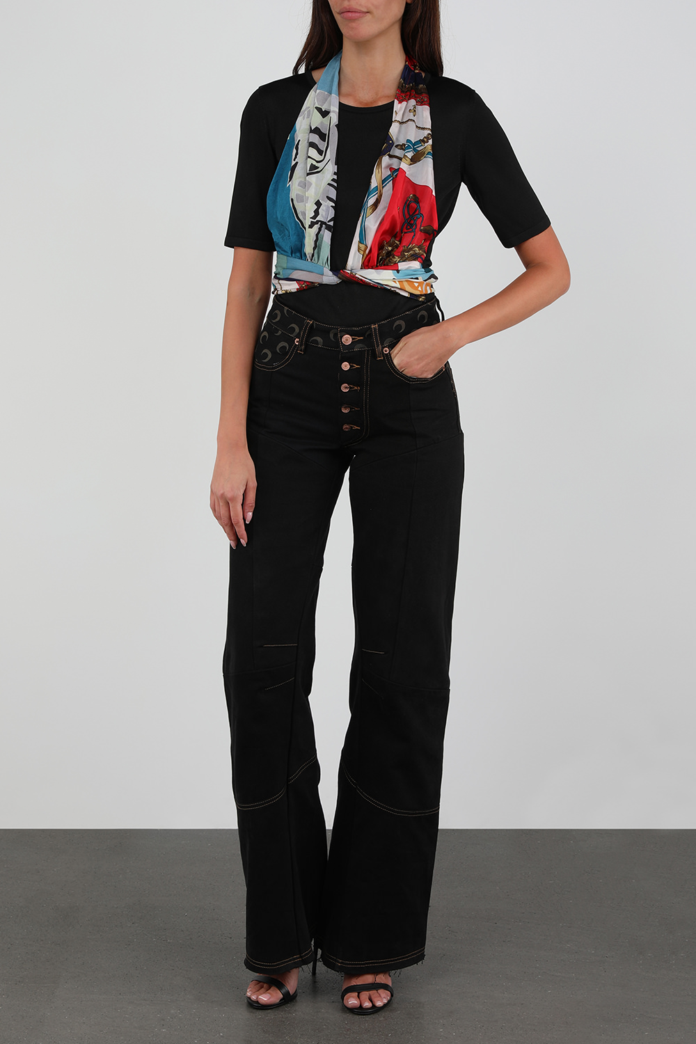 חולצה קצרה שחורה עם עיטור בנדנה צבעונית